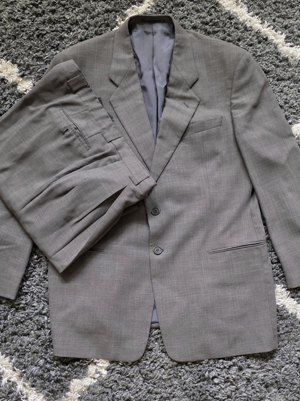 Armani Collezioni Men's Gray Two-Button Suit Size 44R